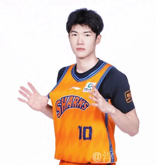 偰李永伟新赛季定妆照曝光：我的痣哪去了？